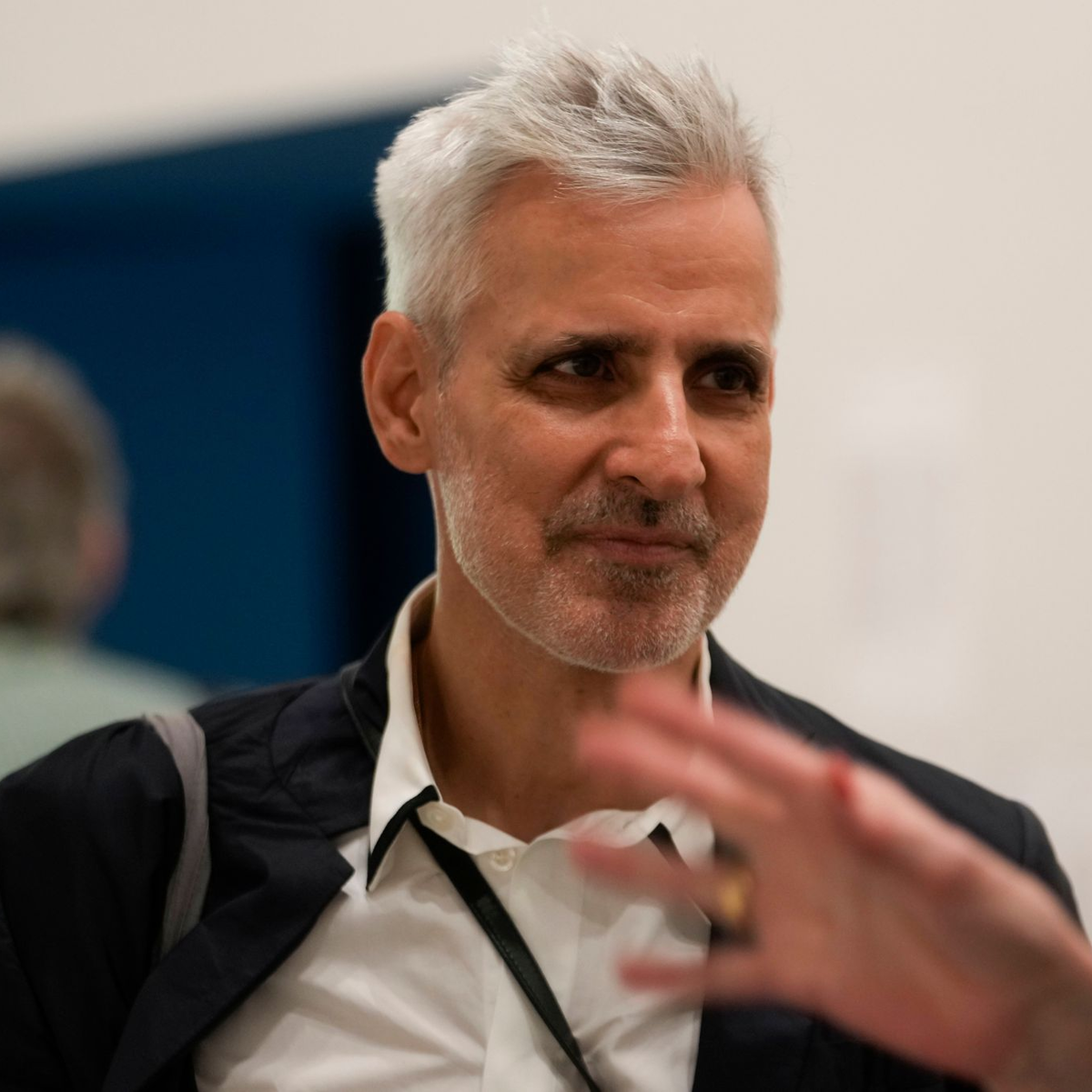 Der Künstler Julien Creuzet im französischen Pavillon auf der 60. Kunstbiennale in Venedig. - Foto: Luca Bruno/AP/dpa