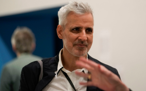 Der Künstler Julien Creuzet im französischen Pavillon auf der 60. Kunstbiennale in Venedig. - Foto: Luca Bruno/AP/dpa Der Künstler Julien Creuzet im französischen Pavillon auf der 60. Kunstbiennale in Venedig. - Foto: Luca Bruno/AP/dpa