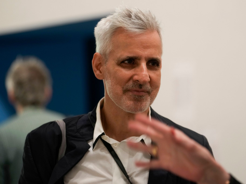 Der Künstler Julien Creuzet im französischen Pavillon auf der 60. Kunstbiennale in Venedig. - Foto: Luca Bruno/AP/dpa