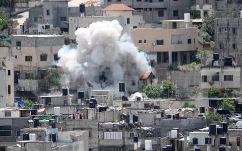 Rauch steigt über dem Flüchtlingscamp Nur Schams im Westjordanland nach der Explosion infolge eines israelischen Angriffs auf. - Foto: Majdi Mohammed/AP/dpa