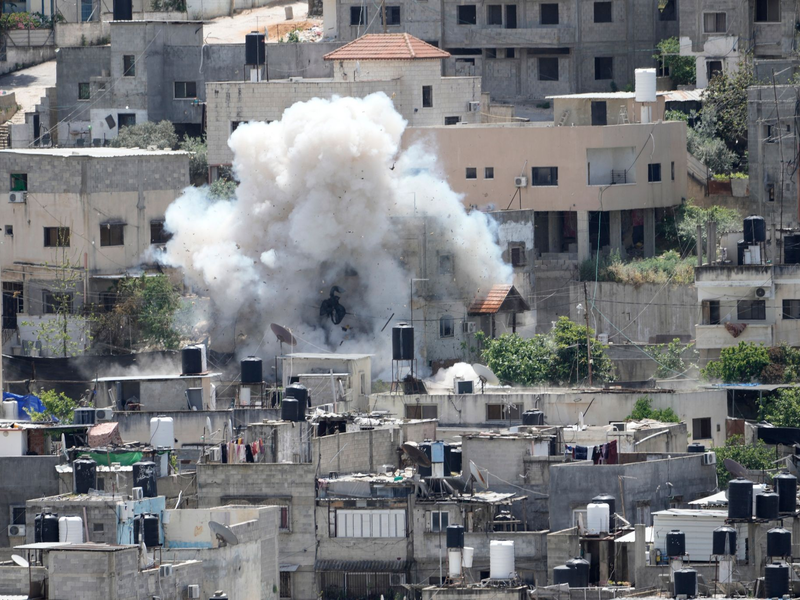 Rauch steigt über dem Flüchtlingscamp Nur Schams im Westjordanland nach der Explosion infolge eines israelischen Angriffs auf. - Foto: Majdi Mohammed/AP/dpa