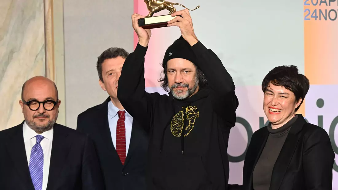 Der Künstler Archie Moore (m.) wurde mit dem Goldenen Löwen geehrt. - Bild: Felix Hörhager/dpa