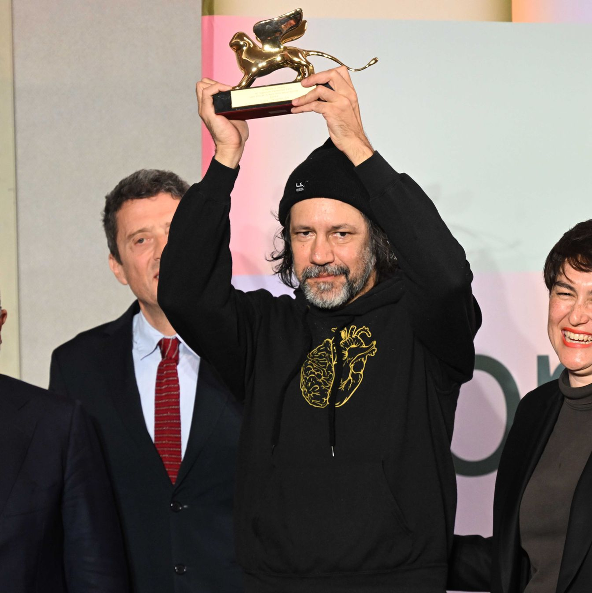 Der Künstler Archie Moore (m.) wurde mit dem Goldenen Löwen geehrt. - Foto: Felix Hörhager/dpa