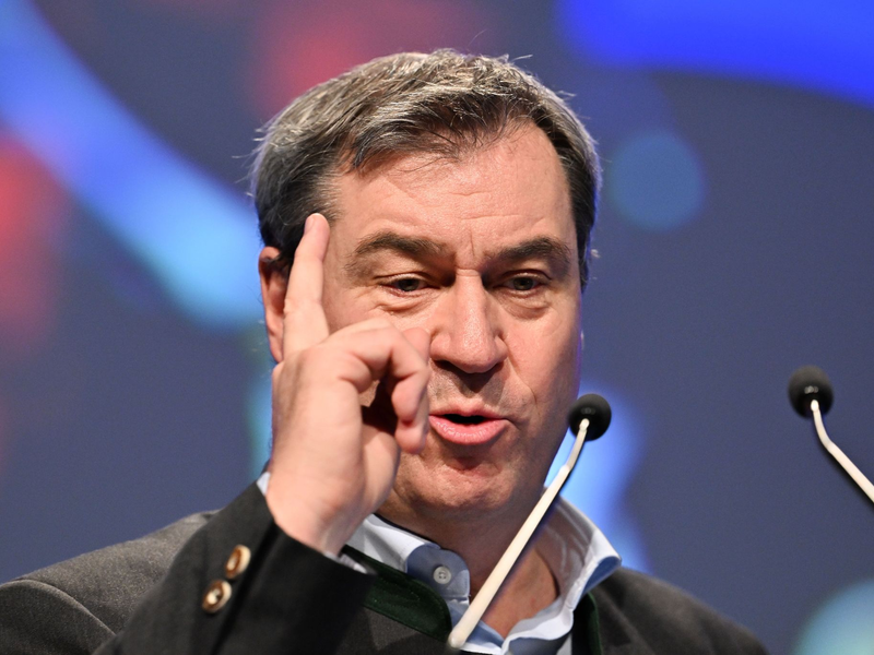 Die Nachrichten aus Wolfsburg zu Volkswagen schocken auch CSU-Chef Söder in Bayern. Er fordert einen Marshallplan zur Rettung der deutschen Auto-Industrie. (Archivbild) - Foto: Peter Kneffel/dpa