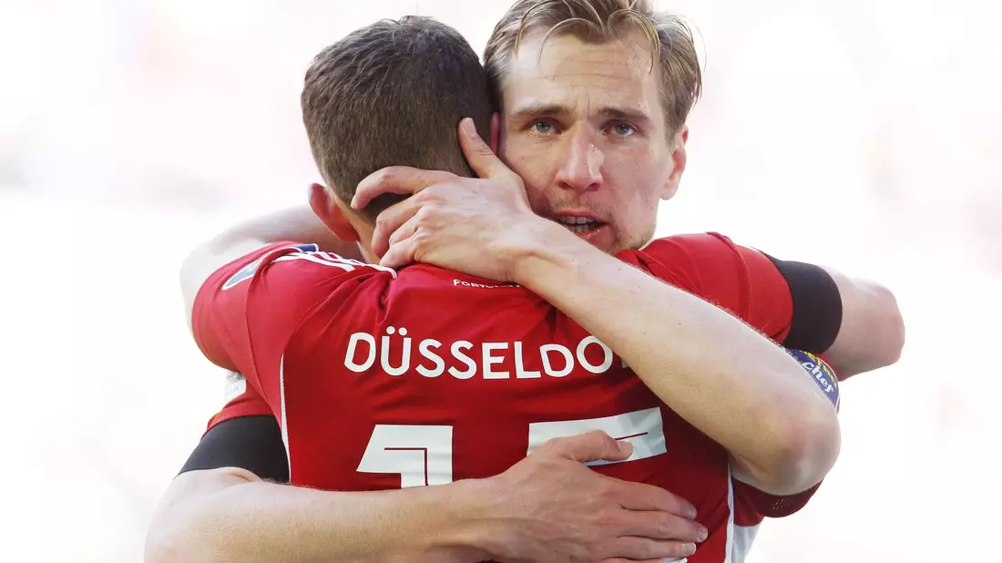 Der Düsseldorfer Vincent Vermeij (r) jubelt nach seinem Treffer zum 1:0 mit Tim Oberdorf. - Bild: Roland Weihrauch/dpa