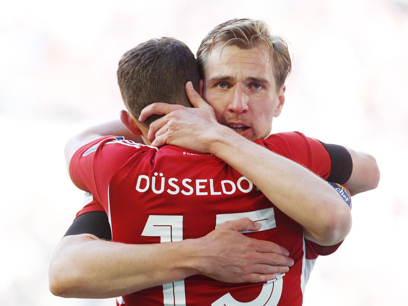 Der Düsseldorfer Vincent Vermeij (r) jubelt nach seinem Treffer zum 1:0 mit Tim Oberdorf. - Foto: Roland Weihrauch/dpa