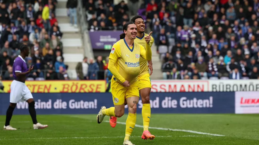 Der Braunschweiger Torschütze Rayan Philippe (M.) feierte seinen Treffer mit dem Ball unter dem Trikot. - Bild: Friso Gentsch/dpa