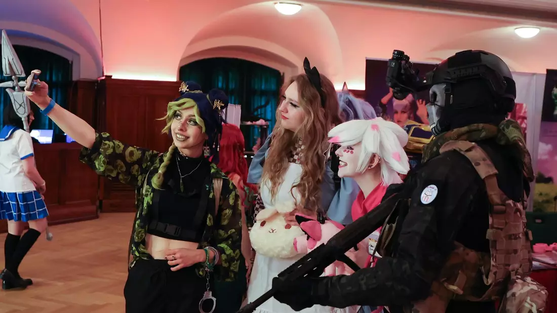 Besucher der Comic- und Spiele-Messe JenaCon“ im Volkshaus in Jena. - Bild: Bodo Schackow/dpa