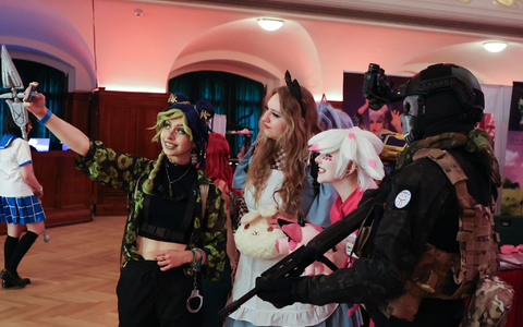 Besucher der Comic- und Spiele-Messe JenaCon“ im Volkshaus in Jena. - Foto: Bodo Schackow/dpa
