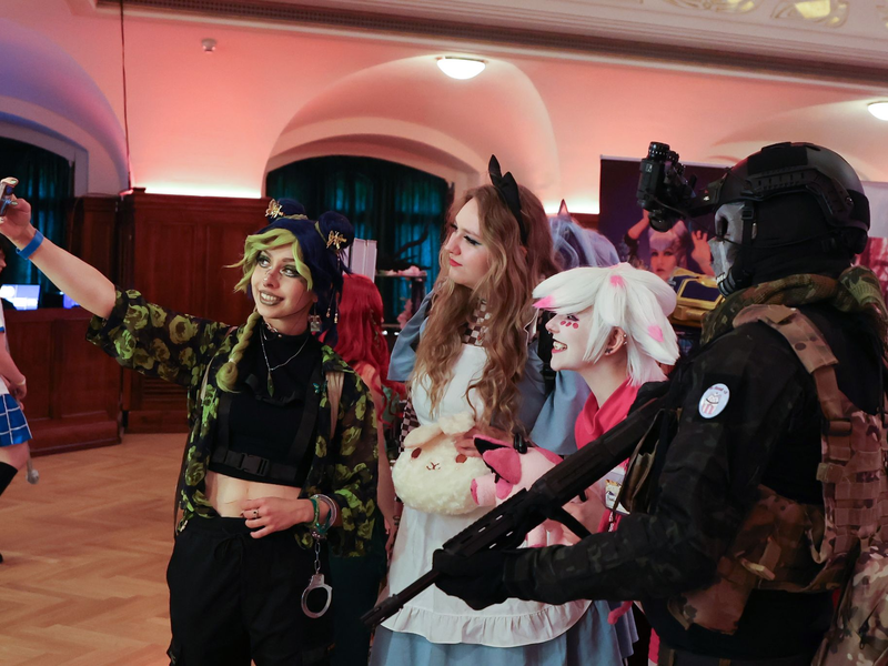 Besucher der Comic- und Spiele-Messe JenaCon“ im Volkshaus in Jena. - Foto: Bodo Schackow/dpa