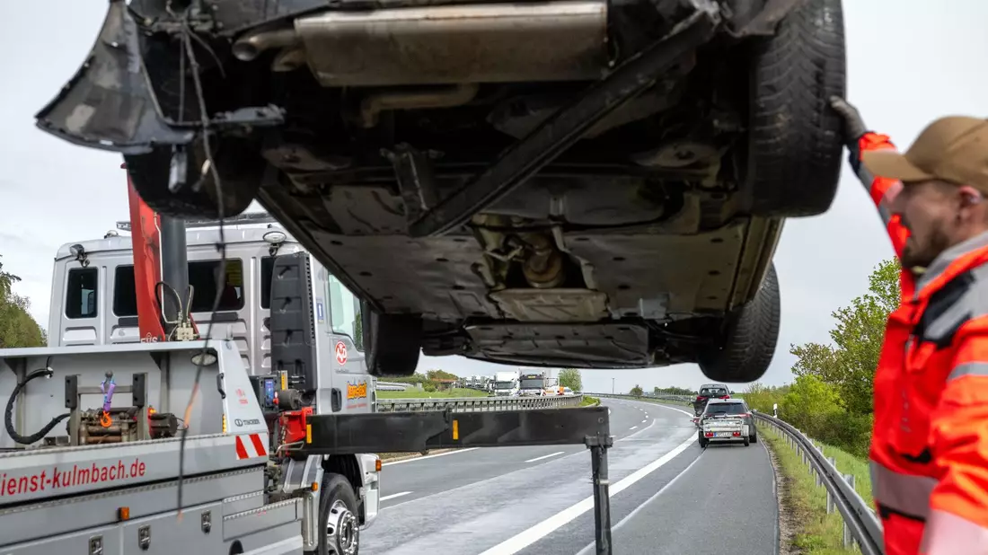 Auf der A70 bei Schirradorf in Bayern ist es zu einer Massenkarambolage mit 22 Fahrzeugen gekommen. - Bild: Pia Bayer/dpa