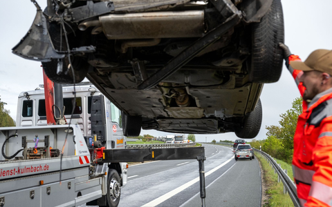 Auf der A70 bei Schirradorf in Bayern ist es zu einer Massenkarambolage mit 22 Fahrzeugen gekommen. - Foto: Pia Bayer/dpa
