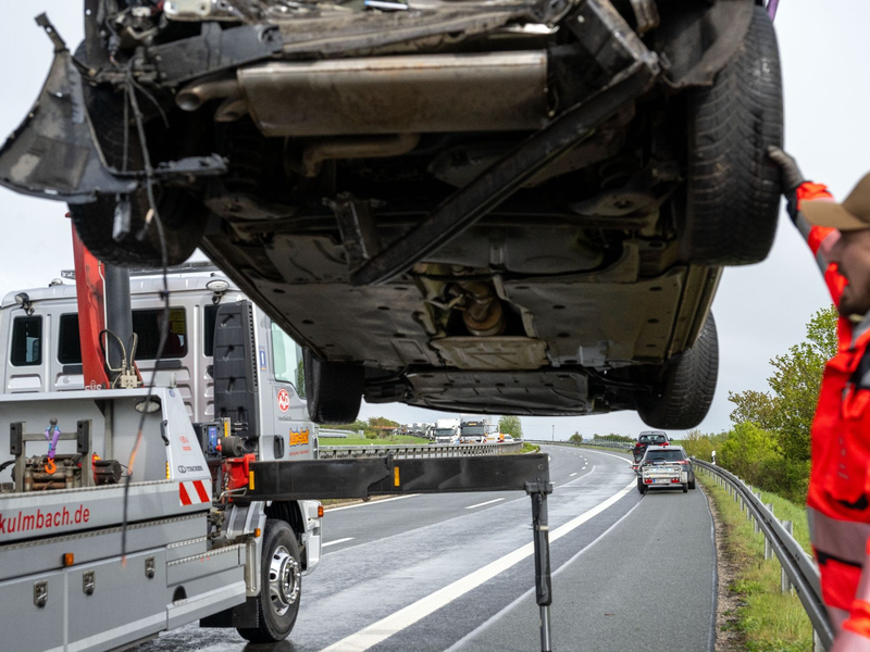Auf der A70 bei Schirradorf in Bayern ist es zu einer Massenkarambolage mit 22 Fahrzeugen gekommen. - Foto: Pia Bayer/dpa