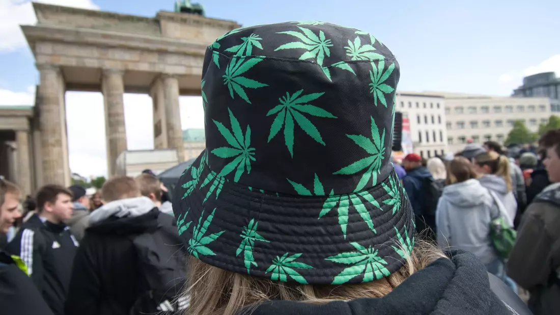 Tausende Menschen feierten am Brandenburger Tor bei der Kundgebung und dem Fest zur Legalisierung von Cannabis. - Bild: Paul Zinken/dpa