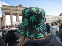 Tausende Menschen feierten am Brandenburger Tor bei der Kundgebung und dem Fest zur Legalisierung von Cannabis. - Foto: Paul Zinken/dpa