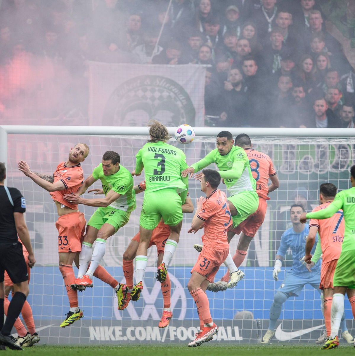 Wolfsburgs Sebastiaan Bornauw (M) kommt im Strafraum zum Kopfball. - Foto: Swen Pförtner/dpa