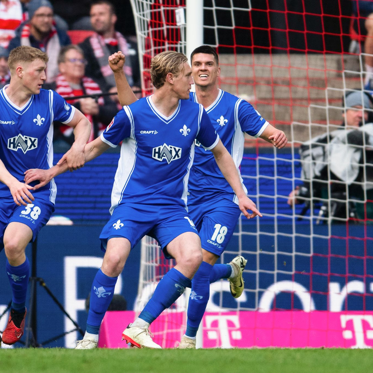 Clemens Riedel (l-r), Torschütze Christoph Klarer und Mathias Honsak jubeln nach dem Treffer zur Darmstädter Führung. - Foto: Marius Becker/dpa