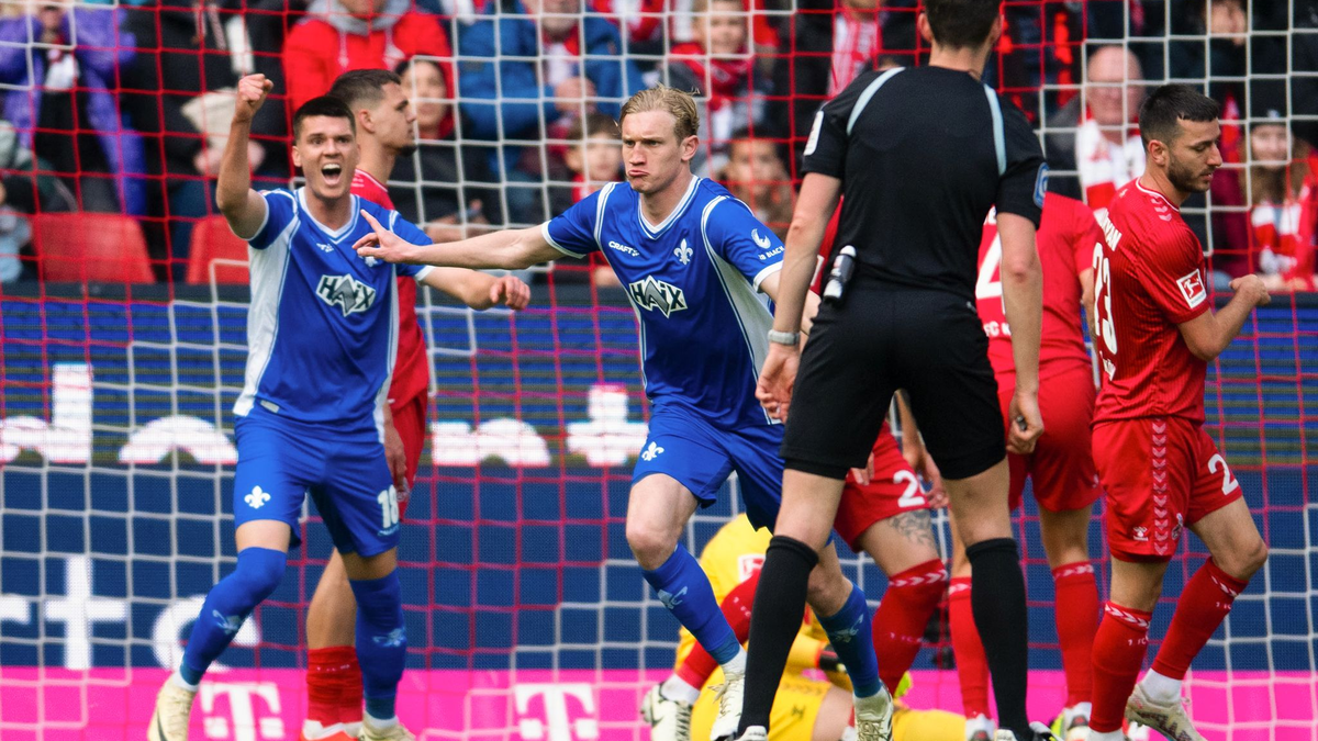 Darmstadts Christoph Klarer (M) jubelt nach seinem Treffer zur 1:0-Führung. - Foto: Marius Becker/dpa