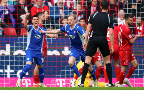 Darmstadts Christoph Klarer (M) jubelt nach seinem Treffer zur 1:0-Führung. - Foto: Marius Becker/dpa