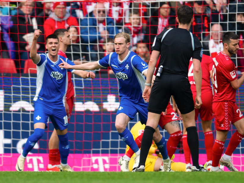 Darmstadts Christoph Klarer (M) jubelt nach seinem Treffer zur 1:0-Führung. - Foto: Marius Becker/dpa