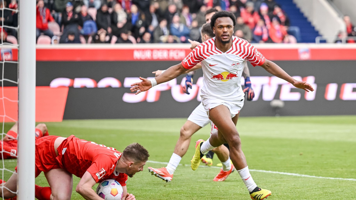 Ein Treffer des Leipzigers Benjamin Sesko (oben) zählte nicht. - Foto: Harry Langer/dpa