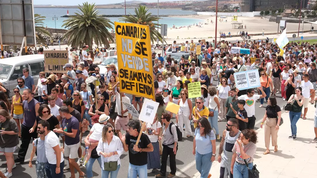 Demonstration gegen das Massentourismusmodell auf Fuerteventura. - Bild: Europa Press Canarias/EUROPA PRESS/dpa