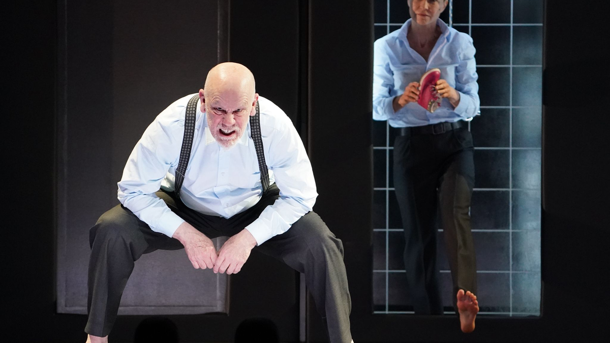 Hollywoodstar John Malkovich zusammen mit der litauischen Schauspielerin Ingeborga Dapkunaite im Theaterstück «In the Solitude of Cotton Fields» im Thalia Theater. - Foto: Marcus Brandt/dpa