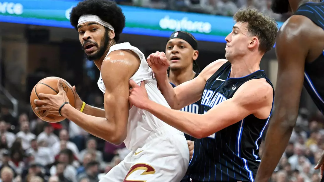 Orlandos Franz Wagner (r) verteidigt gegen Clevelands Jarrett Allen. - Bild: Nick Cammett/AP/dpa