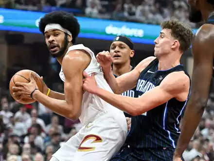Orlandos Franz Wagner (r) verteidigt gegen Clevelands Jarrett Allen. - Foto: Nick Cammett/AP/dpa