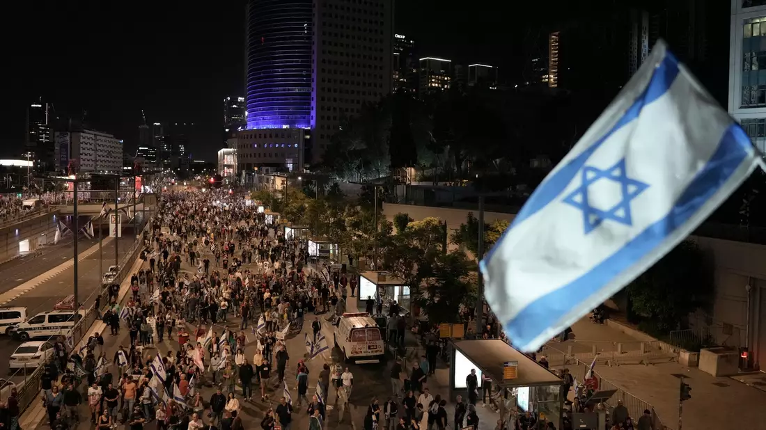 Protestzug in Tel Aviv gegen die Regierung des israelischen Premierministers Netanjahu. - Bild: Leo Correa/AP