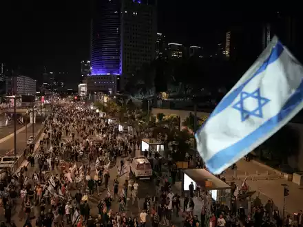 Protestzug in Tel Aviv gegen die Regierung des israelischen Premierministers Netanjahu. - Foto: Leo Correa/AP