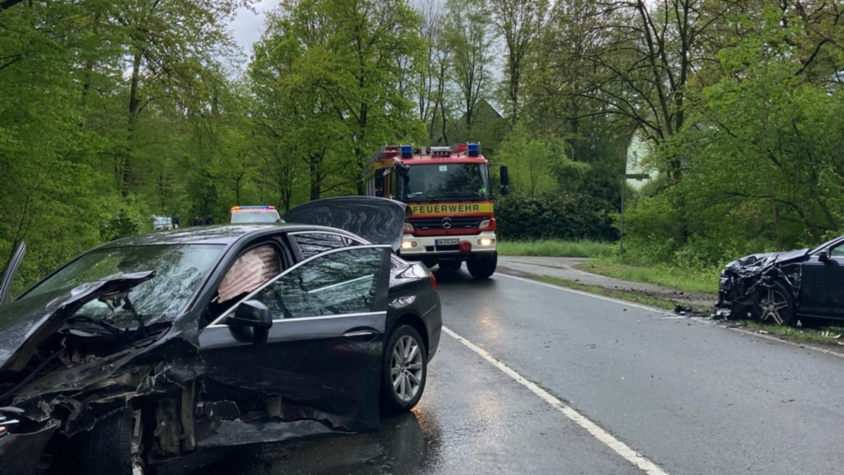 FW Alpen: Auffahrunfall zwischen Pkw und Lkw - Foto: presseportal.de
