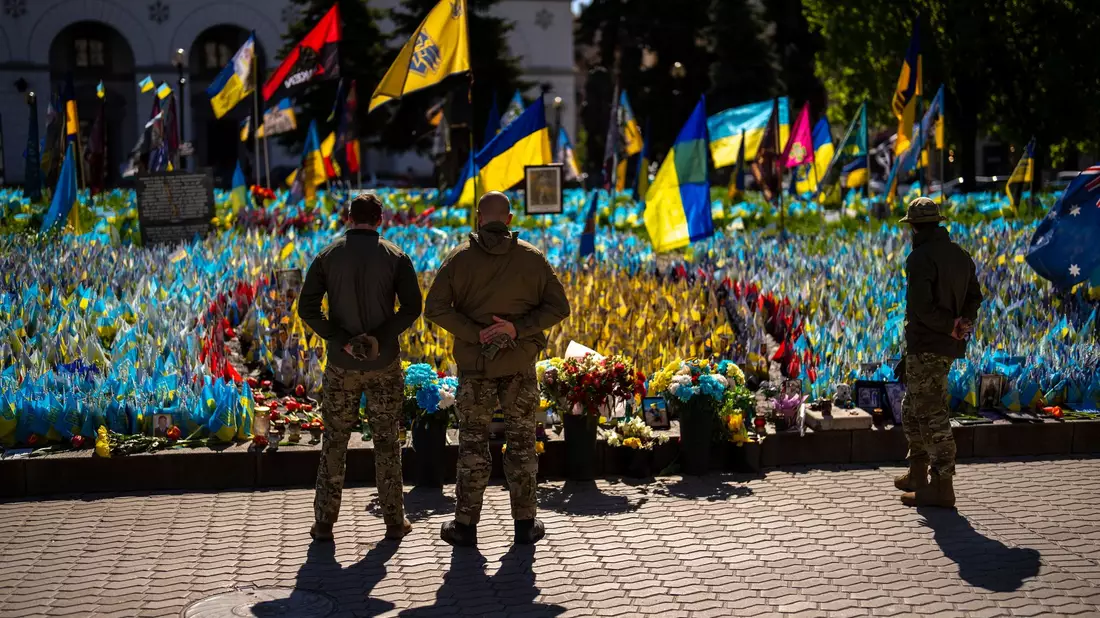 Alltag in Kiew: Vor mit Sandsäcken geschützten Fenstern verkauft eine Frau Spielzeug. Die Ukraine verteidigt sich nun seit 796 Tagen gegen den russischen Angriffskrieg. - Bild: Francisco Seco/AP/dpa