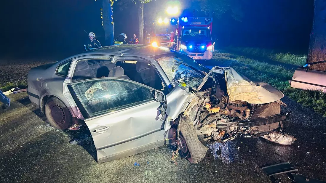 FW Moers: Schwerer Verkehrsunfall PKW gegen Baum / Technische Rettung - Bild: presseportal.de