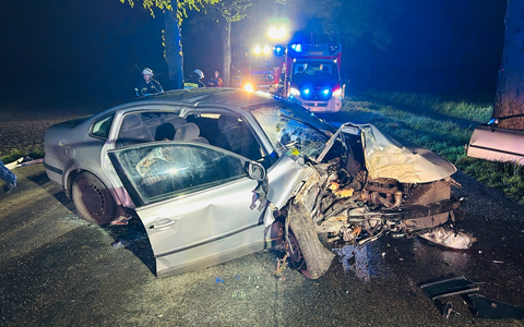 FW Moers: Schwerer Verkehrsunfall PKW gegen Baum / Technische Rettung - Foto: presseportal.de