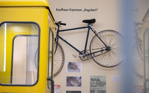 Eine Telefonzelle und Ausstellungsstücke wie das Fahrrad von Kaufhaus-Erpresser Dagobert in der Polizeihistorischen Sammlung der Polizei Berlin. - Foto: Sebastian Gollnow/dpa