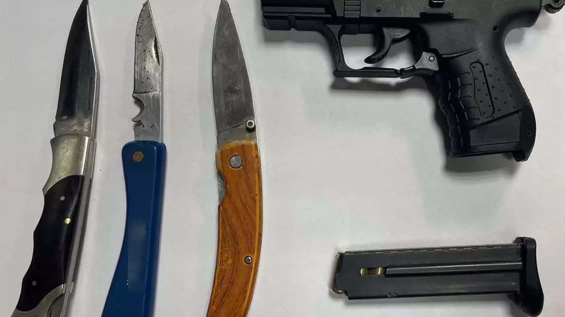 BPOL NRW: Mitreisende mit Waffe bedroht - Bundespolizei stellt Schreckschusspistole und mehrere Messer sicher - Bild: presseportal.de