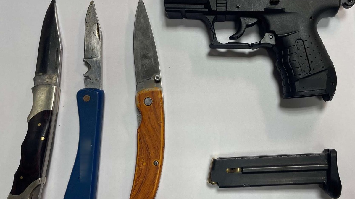 BPOL NRW: Mitreisende mit Waffe bedroht - Bundespolizei stellt Schreckschusspistole und mehrere Messer sicher - Foto: presseportal.de