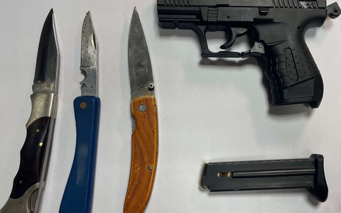 BPOL NRW: Mitreisende mit Waffe bedroht - Bundespolizei stellt Schreckschusspistole und mehrere Messer sicher - Foto: presseportal.de