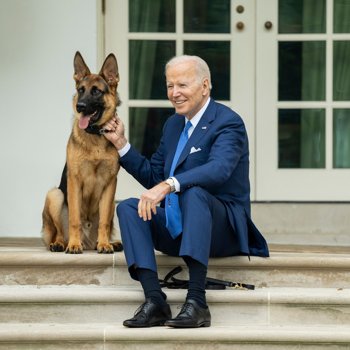 US-Präsident Joe Biden mit seinem Hund auf den Stufen vor dem Weißen Haus. - Foto: President Joe Biden/Zuma Press/dpa