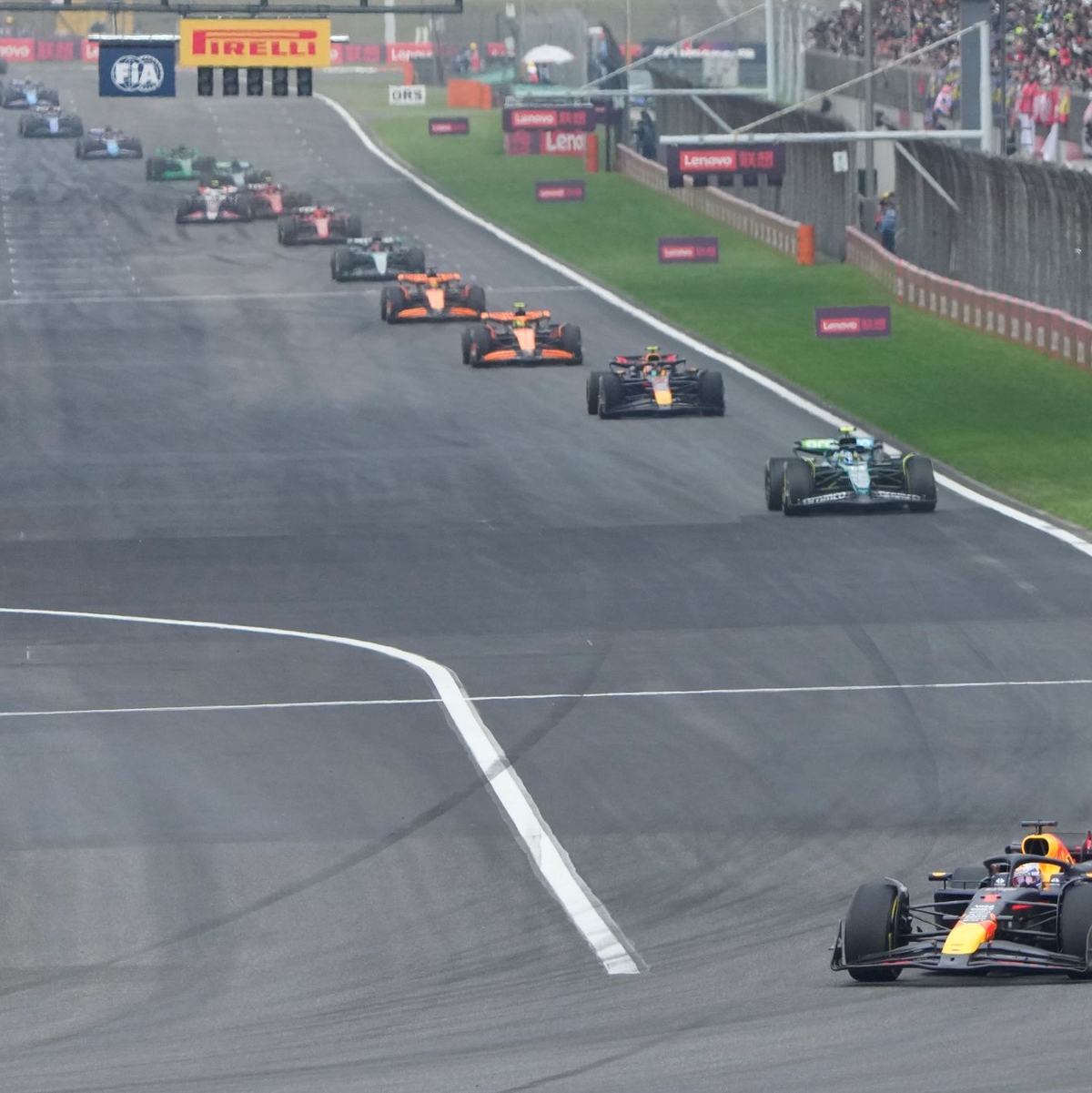 Der niederländische Red-Bull-Pilot Max Verstappen (r) dominierte das Rennen in Shanghai. - Foto: Andy Wong/AP