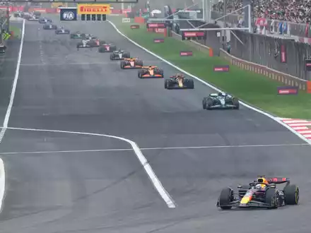 Der niederländische Red-Bull-Pilot Max Verstappen (r) dominierte das Rennen in Shanghai. - Foto: Andy Wong/AP