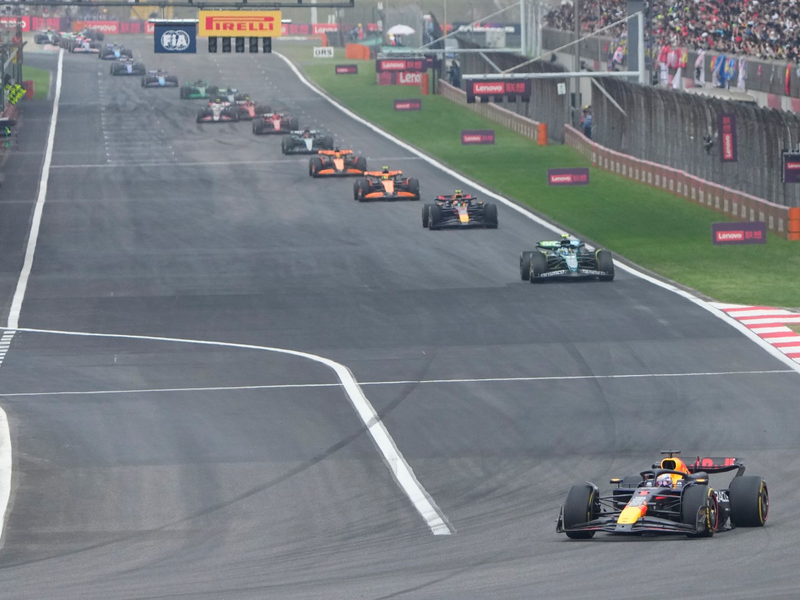 Der niederländische Red-Bull-Pilot Max Verstappen (r) dominierte das Rennen in Shanghai. - Foto: Andy Wong/AP