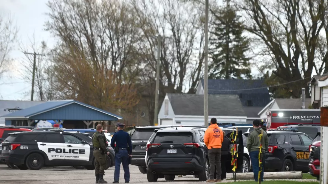 Polizeikräfte am Swan Creek Boat Club, nachdem eine Autofahrerin in das Gebäude gefahren war. - Bild: Kathleen Kildee/Detroit News/AP/dpa