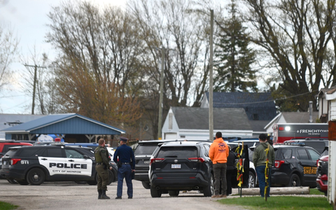 Polizeikräfte am Swan Creek Boat Club, nachdem eine Autofahrerin in das Gebäude gefahren war. - Foto: Kathleen Kildee/Detroit News/AP/dpa