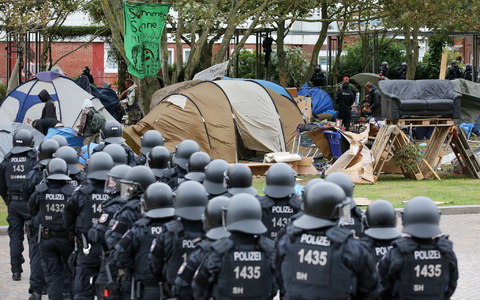 Behelmte Polizisten 2022 bei der freiwilligen Räumung des Punk-Protestcamps auf Sylt. - Foto: Bodo Marks/dpa Behelmte Polizisten 2022 bei der freiwilligen Räumung des Punk-Protestcamps auf Sylt. - Foto: Bodo Marks/dpa