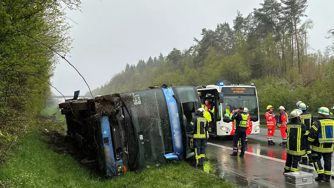 Ein Reisebus mit Schülern ist am Sonntagmorgen auf der Autobahn 45 im Sauerland umgestürzt. . - Bild: Berthold Stamm/dpa