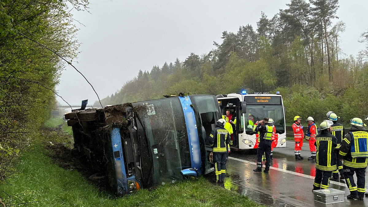 Ein Reisebus mit Schülern ist am Sonntagmorgen auf der Autobahn 45 im Sauerland umgestürzt. . - Foto: Berthold Stamm/dpa
