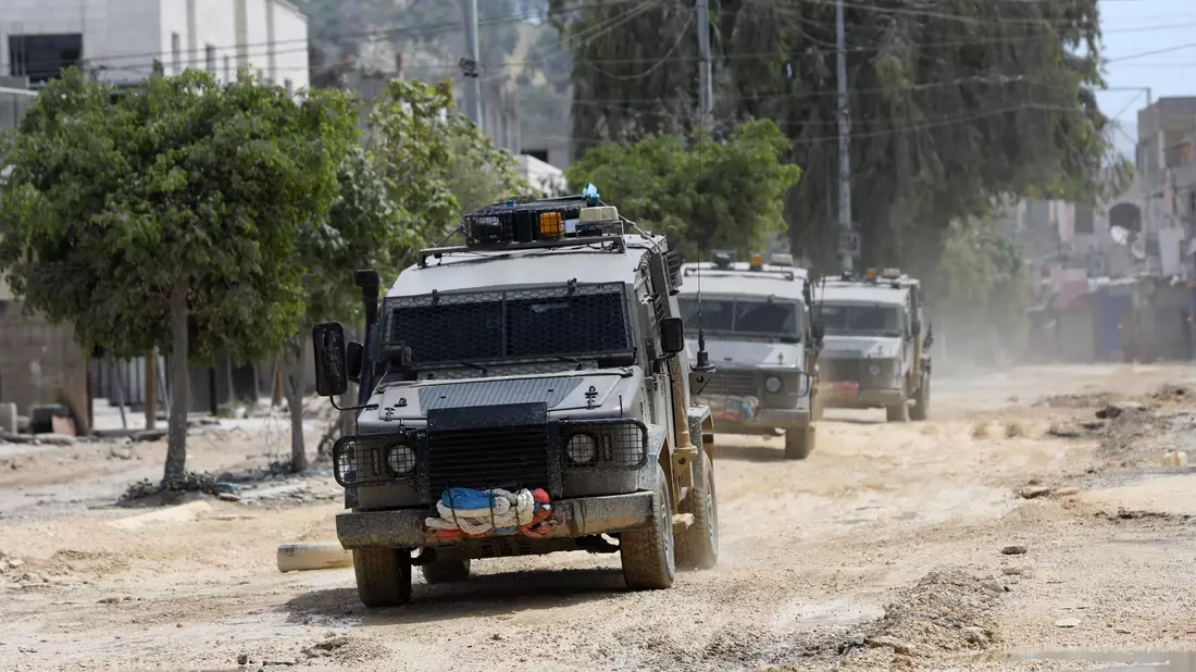 Militärfahrzeuge im palästinensischen Flüchtlingslager Nur Schams in Tulkarem. - Bild: Ayman Nobani/XinHua/dpa