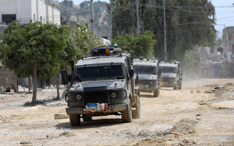 Militärfahrzeuge im palästinensischen Flüchtlingslager Nur Schams in Tulkarem. - Foto: Ayman Nobani/XinHua/dpa